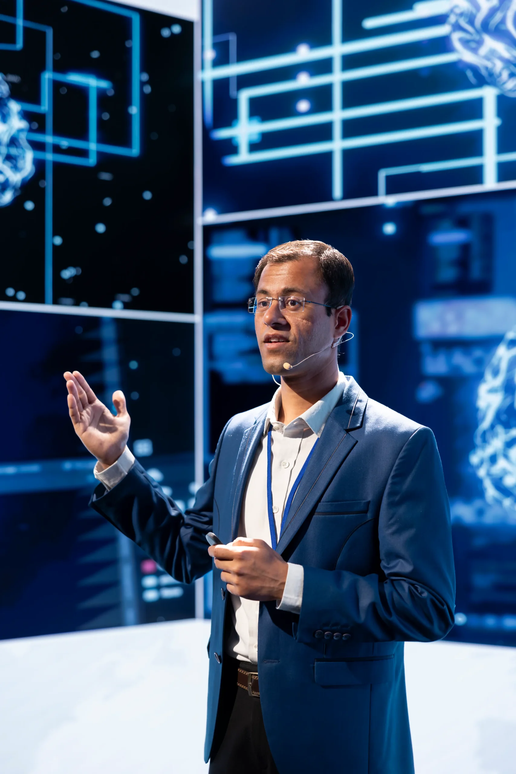 A vCIO expert presenting artificial intelligence for IT leadership innovations